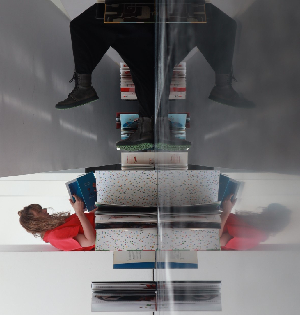 📣 Famílies, aquest dissabte 1 de febrer, veniu a #MACBAenfamília! Al taller "UAU!!" explorarem un munt de relats i espais possibles del museu a partir del llibre-àlbum i l’oralitat. Us hi esperem, últimes places! 👉 tiny.cc/UAU