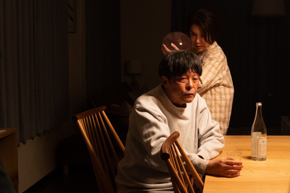 오기가미 나오코 연출/각본, <파문> 단평. 오기가미 나오코의 대표작은 여전히 <카모메 식당>(2006)이 아닐까 싶습니다. 작품이 개봉한지 이제 20년...