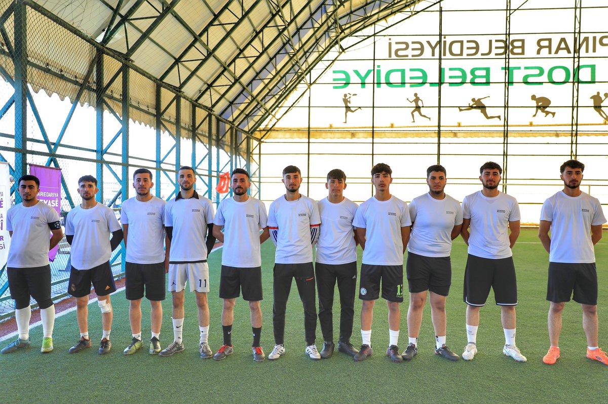 kayapinarbld's tweet photo. 🏆 MAHALLELER ARASI FUTBOL TURNUVASINDA ŞAMPİYON GÜLEÇOBA SPOR! ⚽️

Kayapınar Belediyesi olarak  düzenlediğimiz Mahalleler Arası Futbol Turnuvası, kıyasıya rekabetin ve sporun birleştirici gücünün en güzel örneklerinden birine sahne oldu. Turnuvanın final mücadelesinde Güleçoba Spor, Mezopotamya Aslanları Spor’u 6-2’lik skorla mağlup ederek şampiyonluk kupasını kazandı.

Eş Başkanımız Cengiz Dündar’ın da katılım sağladığı turnuva ardından düzenlenen madalya töreniyle sona erdi.

🏆 DI TÛRNÛVAYA FÛTBOLÊ YA DI NAVBERA TAXAN DE GULEÇOBA SPOR BÛ ŞAMPÎYON  ⚽️

Tûrnûvaya Fûtbolê ya Di Navbera Taxan de ya ku me Şaredariya Peyasê organîze kir, bû mînakeke xurt a rekabeteke şîrîn û hêza sporê ya yekgirtinê. Di maça fînalê ya tûrnûvayê de Guleçoba Spor (Asikan Spor), Mezopotamya Aslanlari Spor (Şêrên Mezopotamyayê Spor) 6-2 têk bir û kûpaya şampiyonbûnê qezenc kir.

Tûrnûvaya ku Hevşaredarê me Cengîz Dundar jî tev lê bû, piştî merasîma xelatê bi dawî bû.