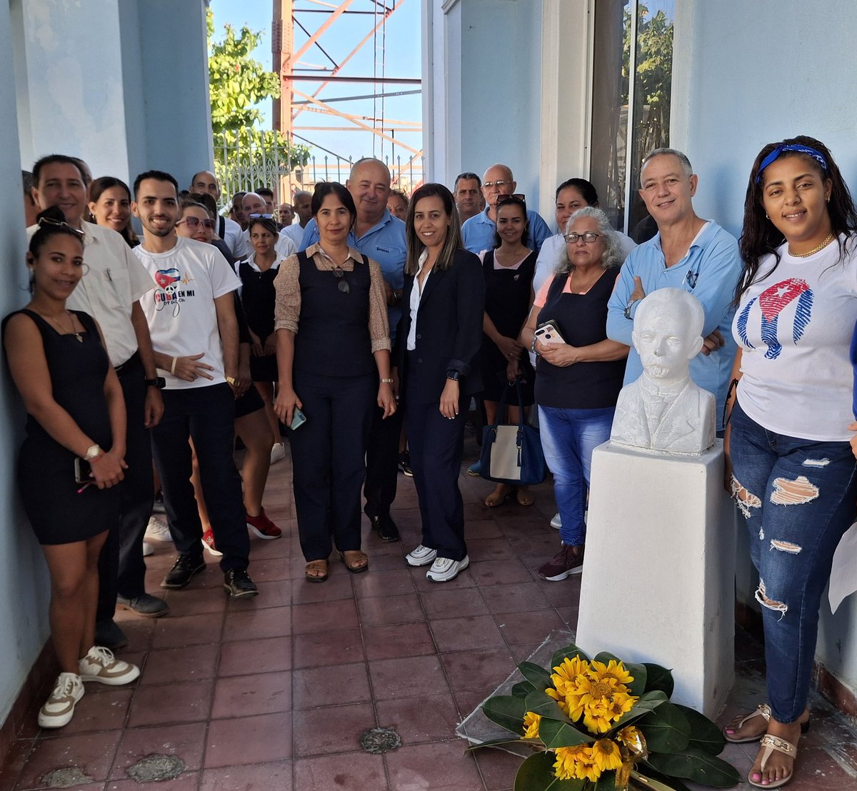 Trabajadores de la División Territorial de <a href="/ETECSA_Cuba/">ETECSA</a> Cienfuegos realizaron en la mañana de hoy el matutino en homenaje al aniversario 172 del natalicio de #JoseMartí #CubaViveEnSuHistoria #CienfuegosXMásVictorias <a href="/AIglesiasreyes/">Luis A. IGLESIAS</a> <a href="/AlonsoSybel/">🇨🇺 Sybel Alonso Baldor</a> <a href="/Irenaldo5/">Irenaldo Cruz Lopez</a> <a href="/LidiaHid/">Lidia E. Hidalgo Rodríguez 🇨🇺🇨🇺♥️</a> <a href="/MayraArevich/">Mayra Arevich Marín 🇨🇺</a>