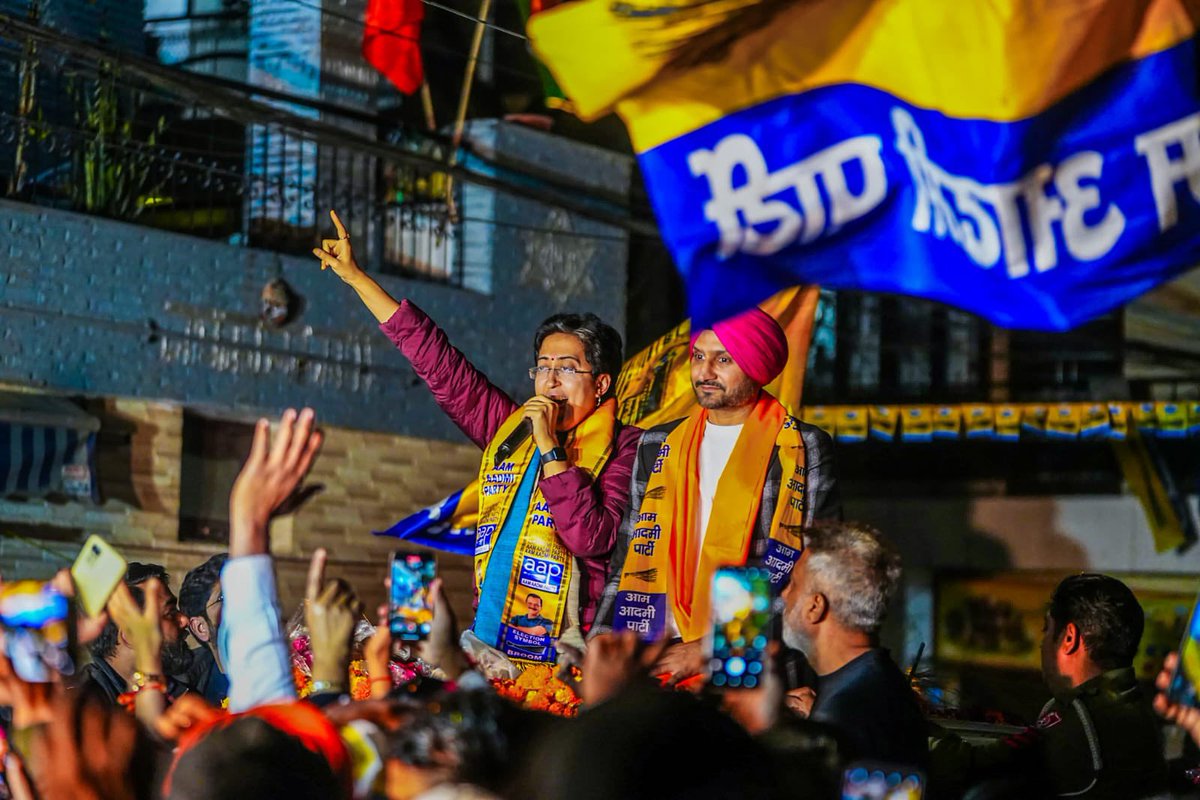 AtishiAAP's tweet photo. गिरी नगर में @harbhajan_singh जी के साथ रोड शो के दौरान जनसैलाब उमड़ पड़ा। गिरी नगर के हर कोने से लोग हमें अपना अपार प्यार और समर्थन देने आए।

लोगों का यह समर्थन साबित करता है कि कालकाजी में गुंडागर्दी और गाली-गलौच के लिए कोई जगह नहीं है। यहाँ सिर्फ और सिर्फ काम की राजनीति चलती है।

इसीलिए, 5 फरवरी को झाड़ू का बटन दबाकर लोग एक बार फिर काम की राजनीति पर मुहर लगाने जा रहे हैं।

#KalkajiWithAtishi