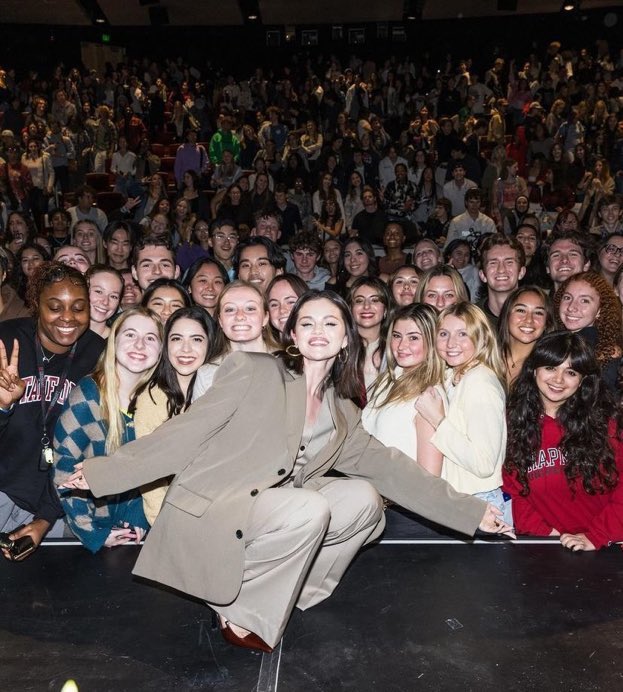 dbrvgomez's tweet image. WE LOVE YOU SELENA GOMEZ
