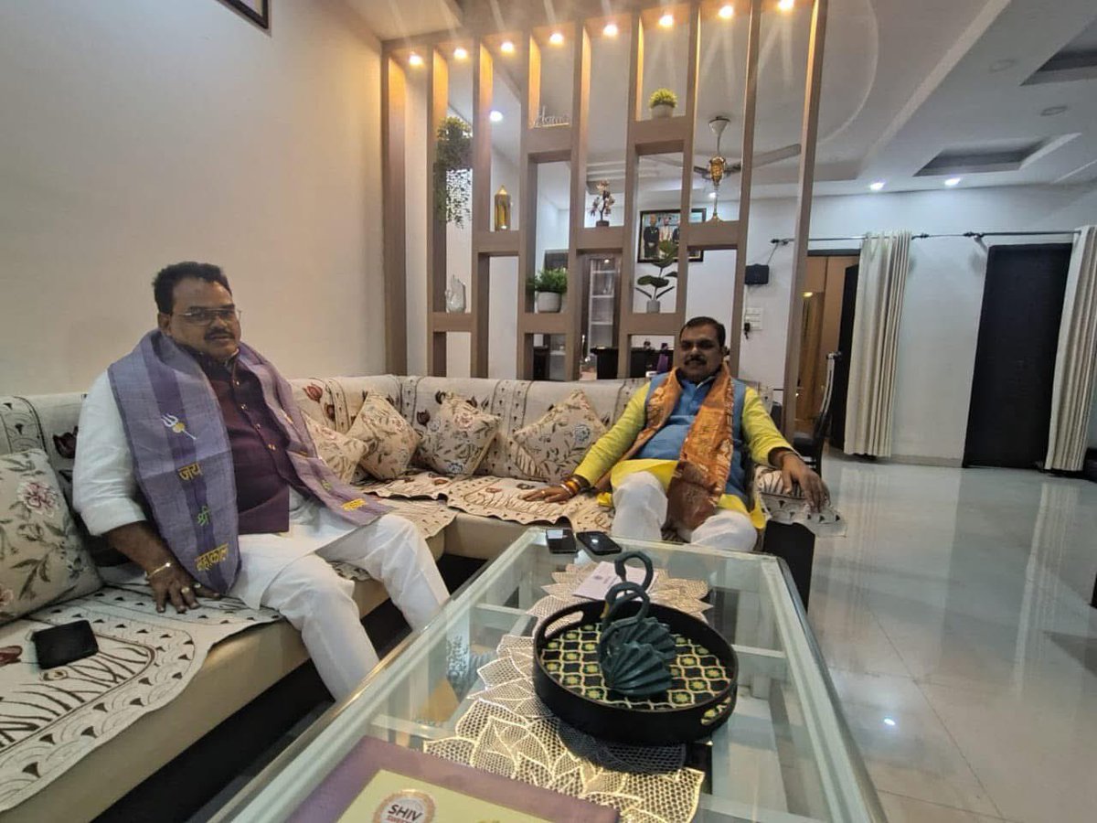आज भोपाल निवास पर पधारे भारतीय जनता पार्टी भोपाल के नव निर्वाचित ज़िला अध्यक्ष श्री रवींद्र यति जी स्नेहिल भेंट हुई एवं नवीन दायित्व की मंगलमय शुभकामनाएँ प्रेषित की !!

<a href="/RavindraYati/">Ravindra Yati</a> <a href="/BJP4MP/">BJP Madhya Pradesh</a>