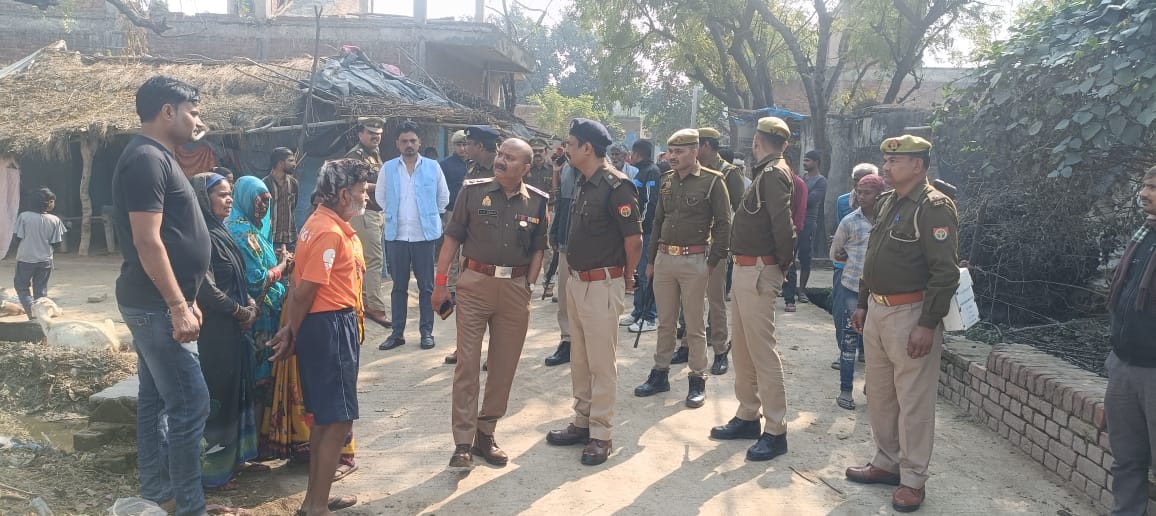 NikhilS32251788's tweet photo. @Uppolice पूर्वी जोन में तैनात #IPS_officer SK SINGH ने घर से गायब किशोरी के परिजनों से मिलने पहुंचे वहीं हर संभव मदद की बात कही @AkhilkumarIps @PrashantK_IPS90 @kanpurnagarpol @Shrawan69909077 @dgpup @DcpEast परिजनो ने #कानपुर_पुलिस की भुरी भूरी की प्रशंसा #महाराजपुर_थाना https://t.co/nuMV5rdjEe