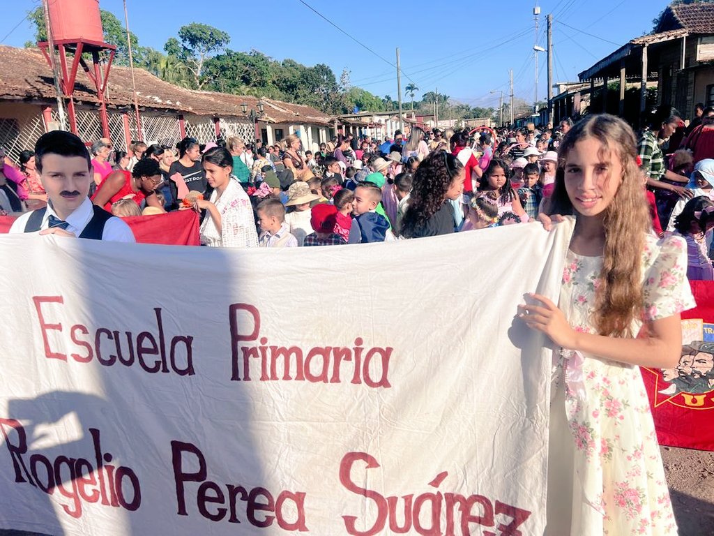 mayelinmlapppm1's tweet photo. Pilar, Meñique y la Bailarina Española estuvieron multiplicados hoy en cada pionero de #EducaciónMayabequeMelena que juntos desfilaron en honor al Natalicio de nuestro Héroe Nacional José Martí.
#MartíVive
#Cubined https://t.co/VkiiUgNv5e