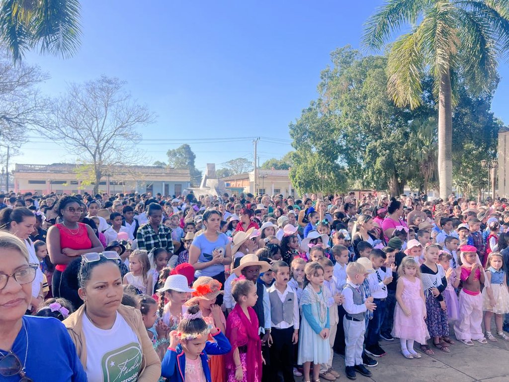 Pilar, Meñique y la Bailarina Española estuvieron multiplicados hoy en cada pionero de #EducaciónMayabequeMelena que juntos desfilaron en honor al Natalicio de nuestro Héroe Nacional José Martí.
#MartíVive
#Cubined