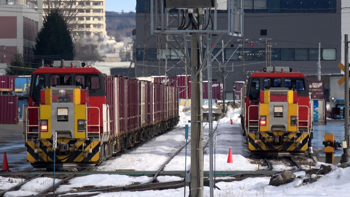 EF81503's tweet photo. 久々に札幌タ
①台車の入換（組み換え）も見られ楽しい
②ASAHIKAWA EXPRESS懐かしい！
③冬装備のHD300
④カンテラはどこまでの運用だろう？東青森？

2025.1.25　札幌タ https://t.co/buMbK7ocHD