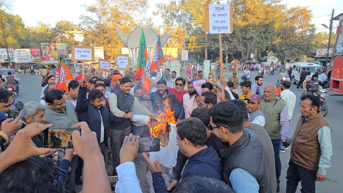 jhariashish's tweet photo. कांग्रेस के राष्ट्रीय अध्यक्ष मल्लिकार्जुन खड़गे द्वारा सनातन संस्कृति व करोड़ों हिन्दुओं की आस्था के प्रतीक "महाकुम्भ" के संदर्भ में की गई अनर्गल टिप्पणी के विरोध में आज नेहरू स्मारक मंडला में भाजयुमो कार्यकर्ताओं के साथ पुतला दहन कर विरोध दर्ज किया।
#MallikarjunKharge https://t.co/W7Ih2tNk6C