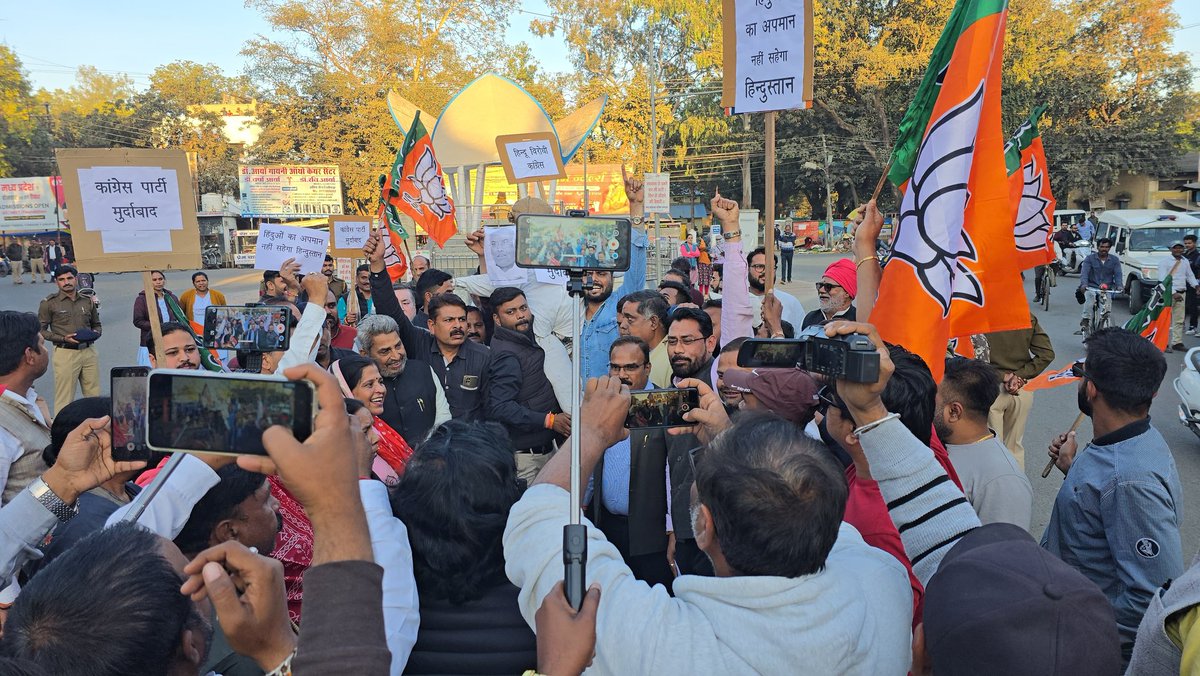 jhariashish's tweet photo. कांग्रेस के राष्ट्रीय अध्यक्ष मल्लिकार्जुन खड़गे द्वारा सनातन संस्कृति व करोड़ों हिन्दुओं की आस्था के प्रतीक "महाकुम्भ" के संदर्भ में की गई अनर्गल टिप्पणी के विरोध में आज नेहरू स्मारक मंडला में भाजयुमो कार्यकर्ताओं के साथ पुतला दहन कर विरोध दर्ज किया।
#MallikarjunKharge https://t.co/W7Ih2tNk6C