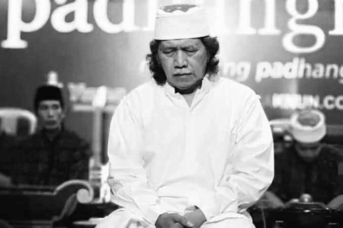 logikafilsuf's tweet photo. "Dunia ini masih dipimpin oleh orang yang lebih memilih kenyang meskipun dijadikan budak, dari pada lapar tapi bertahan harga dirinya."

Cak Nun - https://t.co/75ZnmoJZap