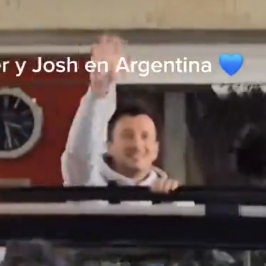 youarehcme's tweet photo. la persona con más cara de ojete que vas a ver en tu vida no deja de sonreír desde que puso un pie en argentina https://t.co/ZgiskW2ejc