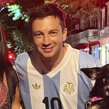 youarehcme's tweet photo. la persona con más cara de ojete que vas a ver en tu vida no deja de sonreír desde que puso un pie en argentina https://t.co/ZgiskW2ejc