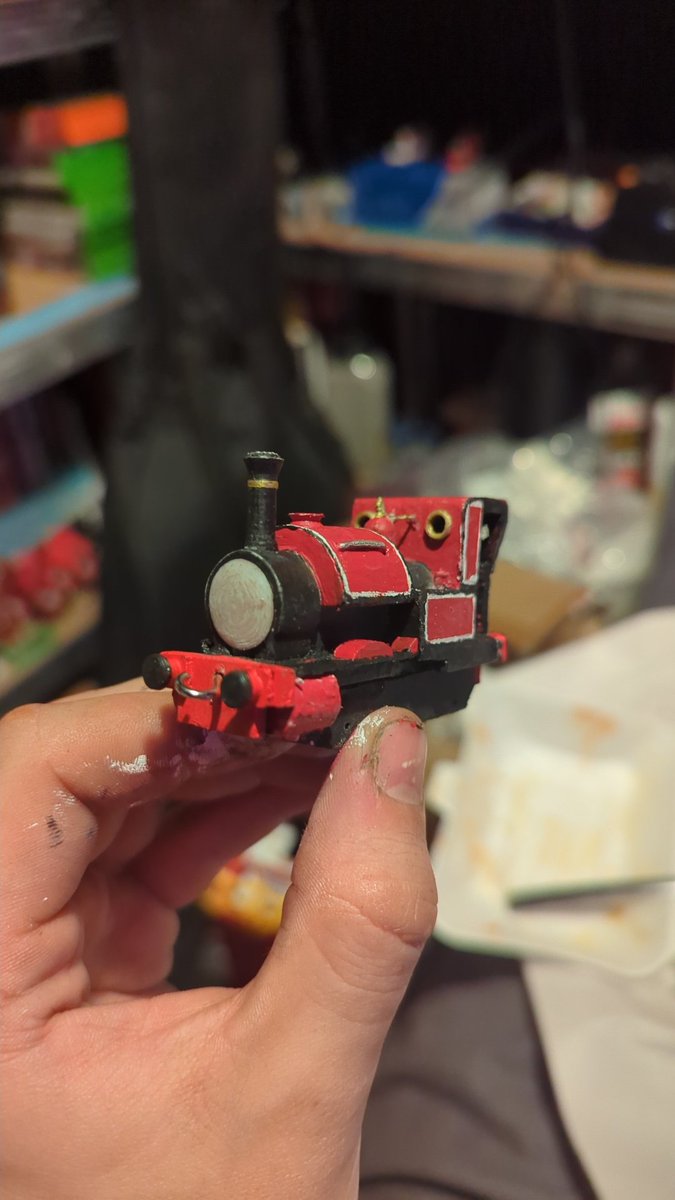 By no means is it a neat job, but good ol Loey now has atleast something reassembling a livery..
