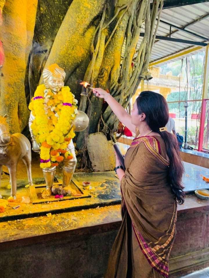 *ಬೇರೆಯವರಿಗೆ ಗಂಧವನ್ನು ಹಚ್ಚಲು ಪ್ರಯತ್ನಿಸಿದರೆ ಮೊದಲು ನಮ್ಮ ಕೈ ಗಂಧವಾಗುತ್ತದೆ.
ಬೇರೆಯವರಿಗೆ ಕೆಸರನ್ನು ಹಚ್ಚಲು ಪ್ರಯತ್ನಿಸಿದರೆ ಮೊದಲು ನಮ್ಮ ಕೈ ಕೆಸರಾಗುತ್ತದೆ.
ಯಾವುದನ್ನು ಹಚ್ಚಬೇಕೆಂದು ನಾವೇ ನಿರ್ಧರಿಸಬೇಕು.