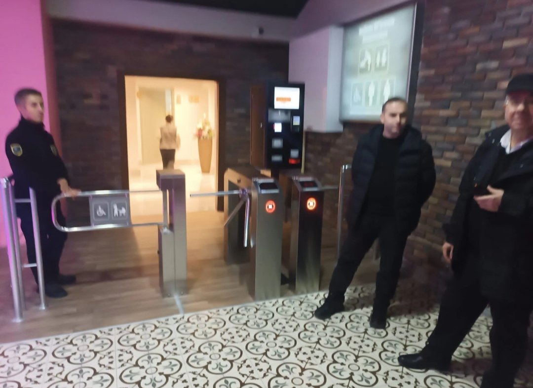 samsunolay's tweet photo. İşsizlikten kan ağlayan AVM vatandaştan tuvalet parası almanın derdine düştü. Kızılırmak'ın haberine göre Samsun Bulvar AVM'deki tuvaletler müşterilerin ücretsiz hacet giderimine kapatıldı! #bulvaravm #samsun https://t.co/Fknbgqm81r