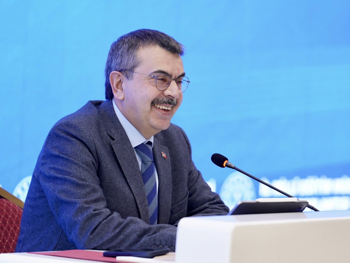 tcmeb's tweet photo. 81 İlin Millî Eğitim Müdürüyle İstişare Toplantısı Yapıldı

Bakan @Yusuf__Tekin, 2024-2025 eğitim öğretim yılı için genel değerlendirme yapmak üzere düzenlenen ve Bakanlık yöneticileriyle 81 ilin millî eğitim müdürünün katıldığı toplantıda eğitim politikalarını geliştirirken istişare kültürünü çalışmaların merkezine konumlandırdıklarını ifade ederek, “Eğitimde başarı bir aile, bir ekip havası içinde aynı hedefe birlikte yürümekten geçer.” değerlendirmesinde bulundu. 

📍Gölbaşı Mogan MTAL / Ankara

👉🏻 https://t.co/0hmSN875Ia