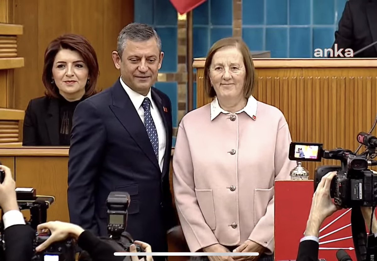 Deva'lı Selma Aliye Kavaf Chp'ye geçti. Ey CHP! Selma Aliye Kavaf "bir defadan bir şey olmaz" dedi yalanıyla kadına aylarca, yıllarca söylemediğinizi bırakmadınız, toplum içine çıkacak yüz bırakmadınız? Şimdi nasıl olduda CHP'ye geçmesini elleriniz patlarcasına alkışlıyorsunuz?