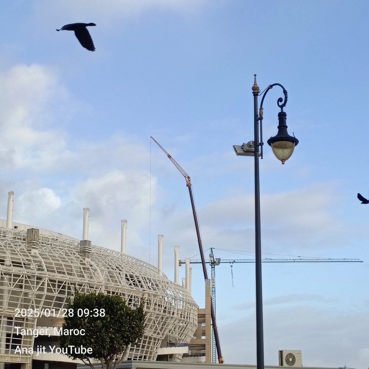 DerbiYoussef's tweet photo. الاجواء باردة وزخات مطرية  اليوم بملعب طنجة ملعب إبن بطوطة طنجة توقف مؤقت الاشغال  #ملعب_طنجة #طنجة https://t.co/cHnr5M4yBc