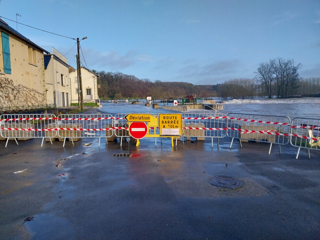 chateau_gontier's tweet photo. #MardiConseil 
⚠️VIGILANCE CRUES🌊
Plusieurs rues et routes sont barrées en raison du débordement de la Mayenne
Pour votre sécurité
✔️respectez la signalisation, ne vous engagez pas sur un axe fermé, même partiellement immergé
✔️ne vous approcher pas des cours d’eau et des ponts https://t.co/i6QfaehudH