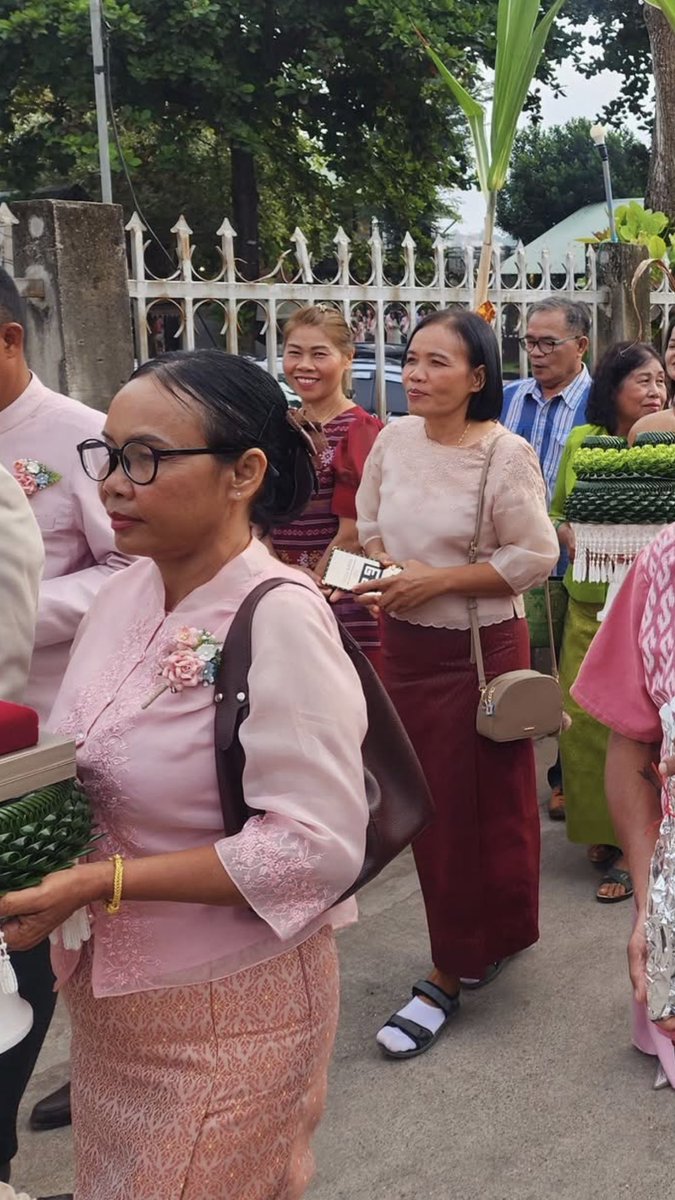 fgy_dff's tweet photo. ป้าทั้ง3เสร็จงานสวิงกิ้งชอบให้ใส่ชุดไทยๆ https://t.co/Aiv3DOWVGH