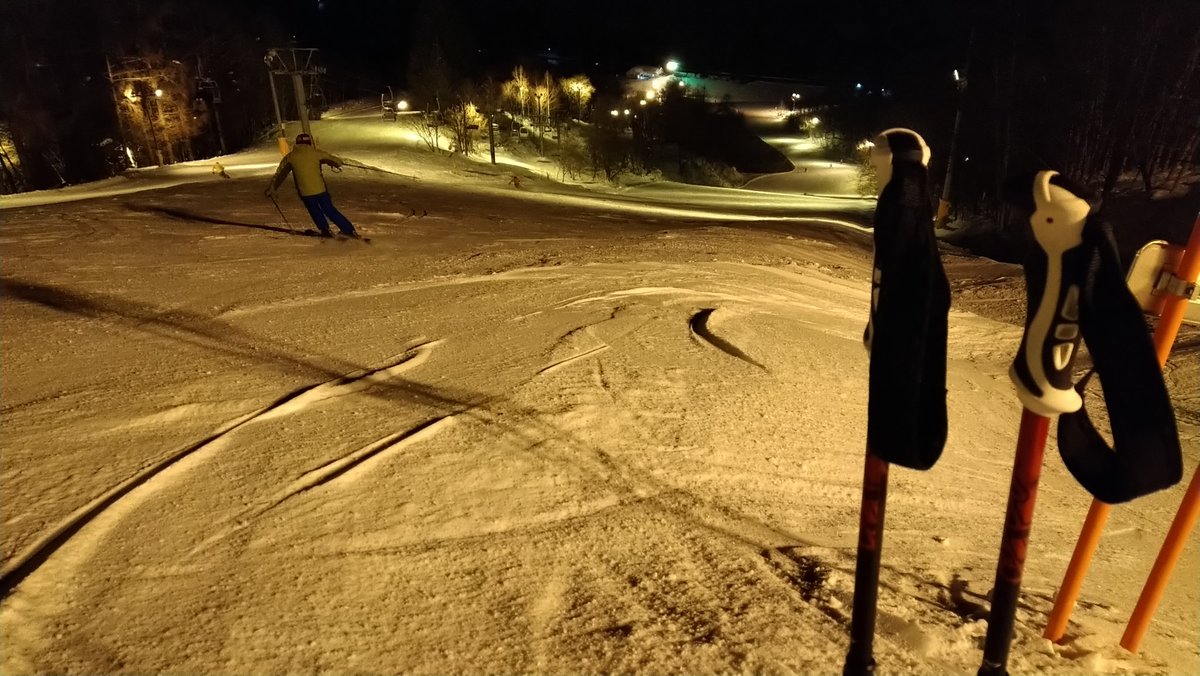 shigep20's tweet photo. 雪は少ないがちょいシバレて良い滑り具合のナイターですね〜⛷️

しばらくまとまった雪が降らず生活にはなまら楽で良いですが、、、

⛷️🏂️には影響が😭 https://t.co/EtUcewVDcm