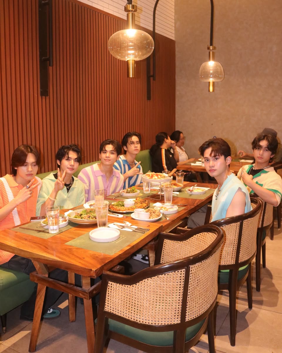 HORI7ON spotted at THEO'S Restaurant ! ♡

DAGYANG KAUPOD ANG GWAPITO 

#HalaBiraHORI7ON
#HORI7ON #호라이즌
<a href="/HORI7ONofficial/">HORI7ONofficial</a>
<a href="/smcityiloilo/">SM City Iloilo</a>
