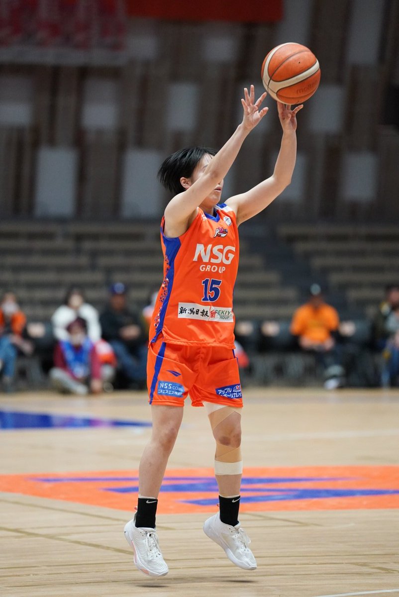 aoakadaisuki's tweet photo. 東京医療保健大学のキャプテン野坂葵さん、元気にプレーしてる姿観られて良かったね🤗
羽田のニコやエスターの同級生。ガベージタイムだったし羽田はニコ出しても良かったのではないかなー。
同級生マッチアップ観たかった❗️
#新潟アルビレックスBBラビッツ
#野坂葵 選手　#THCU https://t.co/rZGemSEczn