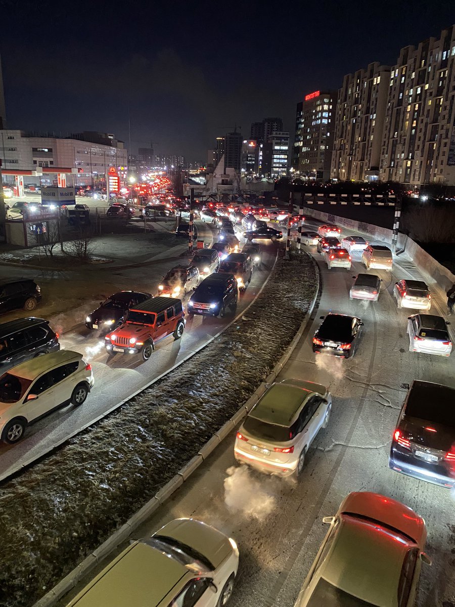 Хаашаа л харнуу улаан түгжрээ. Өөрсдөө сонголтоо хийсэн үхэр монголчууд минь биеэн сул тавиад таашаал ав :)