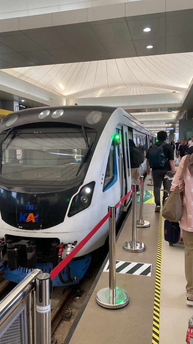Eduardkuncoro's tweet photo. Mencoba moda transport di palembang denger suraranya serem bener ini ⁦@ElshintaPalmbng⁩ rel lrt, udh nyaman tapi polusi telinga perlu diinfo ke DISHIB sayang ni asset https://t.co/s6mXMQnDer