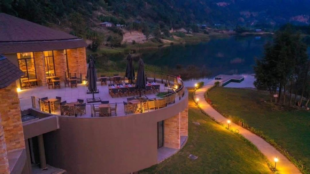 GirmaWondgr's tweet photo. The #Wonchi-#Dendi Ecotourism site was built b/n the lakes of Wonchi & Dendi @ is located 13 kilometers apart from the #Bale Mountains National Park, which was registered under @UNESCO a year ago, is very attractive and creates a conducive stay for visitors.🇪🇹
@EthioInDjibouti https://t.co/ydCbE2dJFF