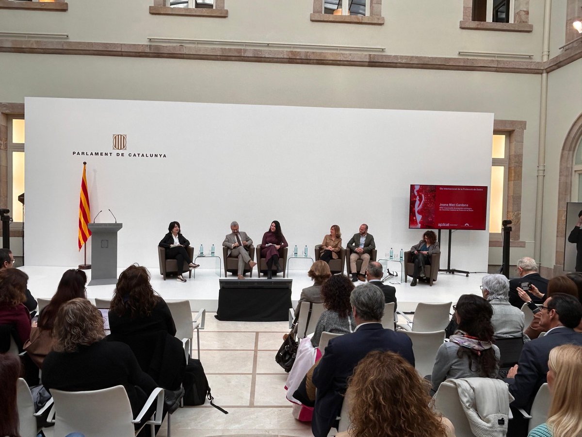 <a href="/parlamentcat/">Parlament de Catalunya</a> <a href="/gloriafreixav/">Glòria Freixa Vilardell 🎗</a> <a href="/txellborras/">Meritxell Borràs</a> <a href="/mantelero/">Alessandro Mantelero</a> Continuem amb la taula rodona per exposar els projectes d’#IA analitzats amb el nou model. Modera <a href="/JoanaMariC/">Joana</a> i hi participen <a href="/mantelero/">Alessandro Mantelero</a> i representants de <a href="/la_UPC/">Universitat Politècnica de Catalunya (UPC)</a> <a href="/caixabank/">CaixaBank</a> <a href="/UniBarcelona/">Universitat de Barcelona</a> i <a href="/ajsantfeliu/">Ajuntament de Sant Feliu de Llobregat</a>