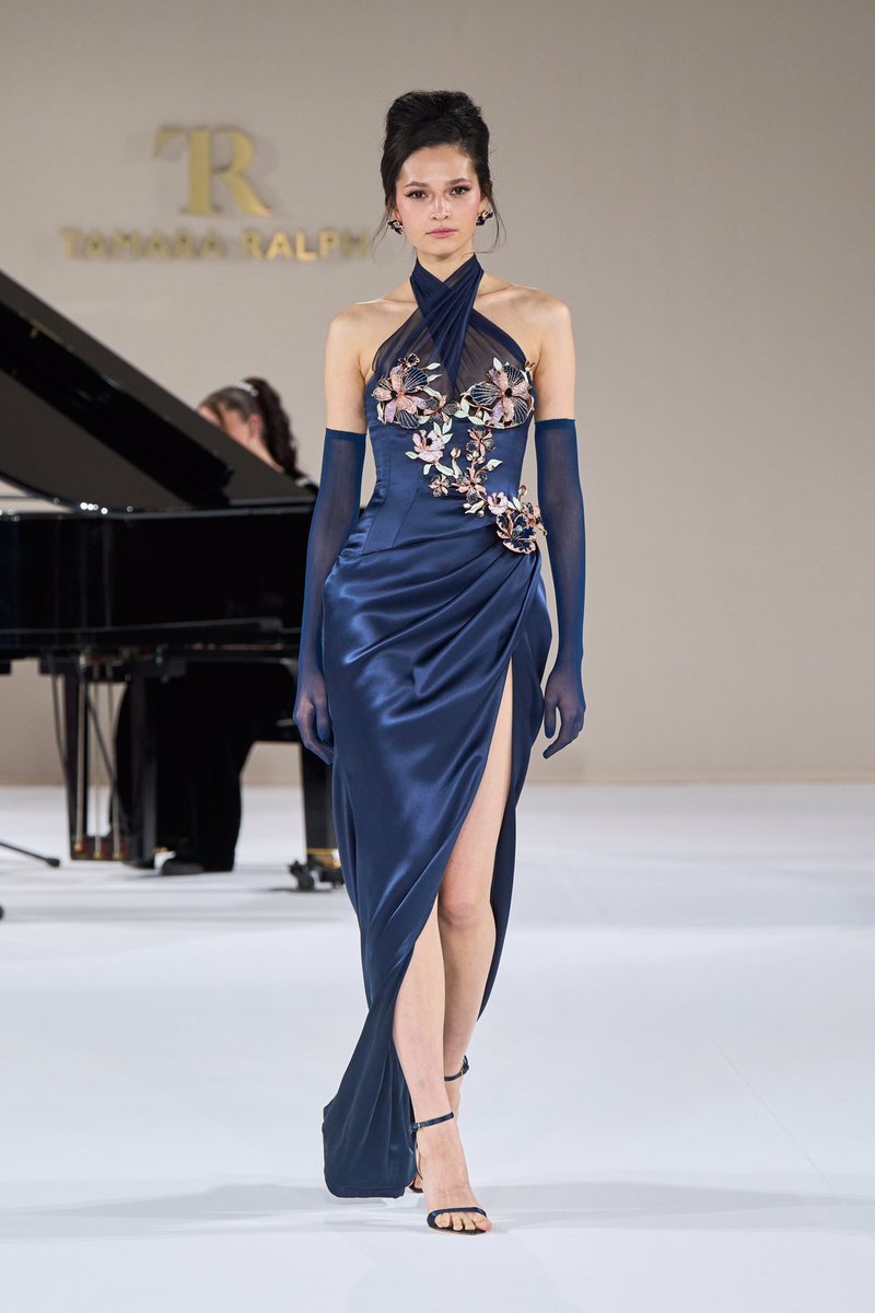 pradapearll's tweet photo. tamara ralph ss25 couture  —  a timeless elegance, so many gorgeous gowns with beautiful flowers as details that make each gown so delicate and sublime. the collection is titled “poétique symphony” to celebrate the emotions and beauty of an orchestral composition and its muse 🌸 https://t.co/9AI40Pw2jJ