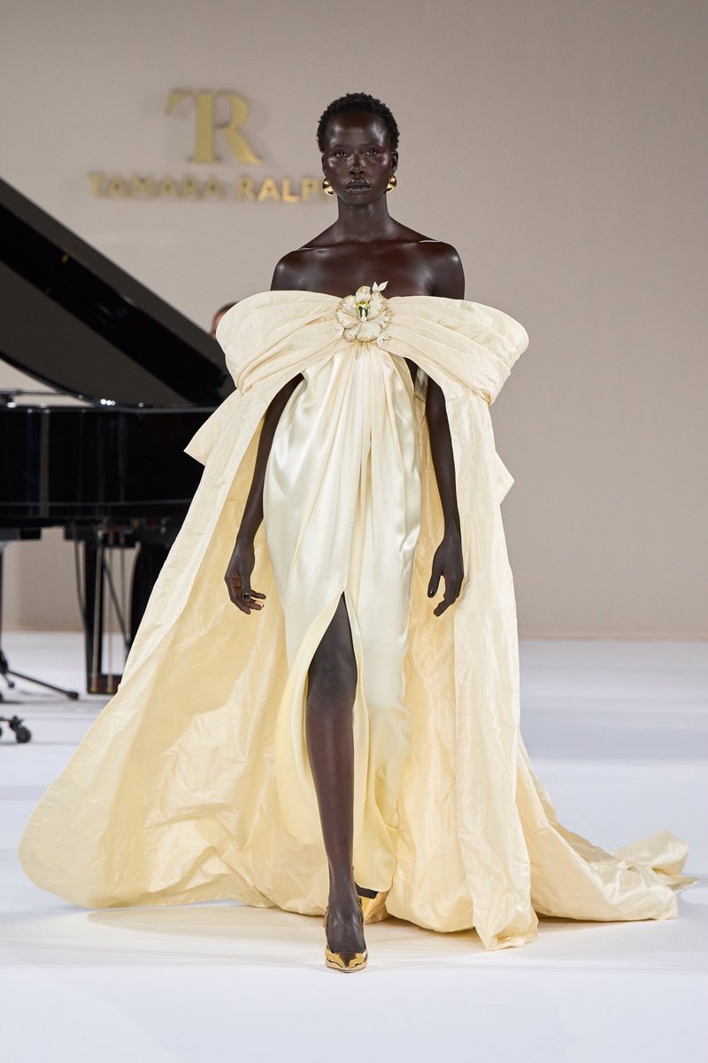 pradapearll's tweet photo. tamara ralph ss25 couture  —  a timeless elegance, so many gorgeous gowns with beautiful flowers as details that make each gown so delicate and sublime. the collection is titled “poétique symphony” to celebrate the emotions and beauty of an orchestral composition and its muse 🌸 https://t.co/9AI40Pw2jJ