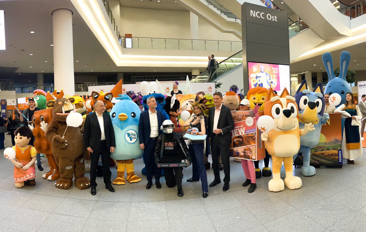 FilmTeam's tweet photo. Die @Spielwarenmesse 2025 hat heute in Nürnberg ihre Tore geöffnet und lädt bis zum 1. Februar Fachbesucher aus aller Welt ein. Als bedeutendster Treffpunkt der internationalen Spielwarenbranche präsentiert die Messe die neuesten Trends und Innovationen des Jahres.  

Mit über 2.000 Ausstellern aus fast 70 Ländern bietet die Spielwarenmesse eine beeindruckende Vielfalt an Produkten und Neuheiten.  

Die Veranstaltung ist ausschließlich für registrierte Fachbesucher zugänglich; der Ticketverkauf erfolgt ausschließlich online. Kinder und Jugendliche unter 16 Jahren haben keinen Zutritt zur Messe, mit Ausnahme von Säuglingen bis zu 6 Monaten.  

Ein besonderes Highlight der diesjährigen Messe ist die Verleihung des ToyAward 2025, die am 29. Januar um 10:30 Uhr im Toy Business Forum in Halle 3A stattfindet.  

Die Spielwarenmesse 2025 verspricht erneut, ein inspirierendes Event für alle Fachbesucher zu werden und die neuesten Entwicklungen der Spielwarenwelt zu präsentieren.