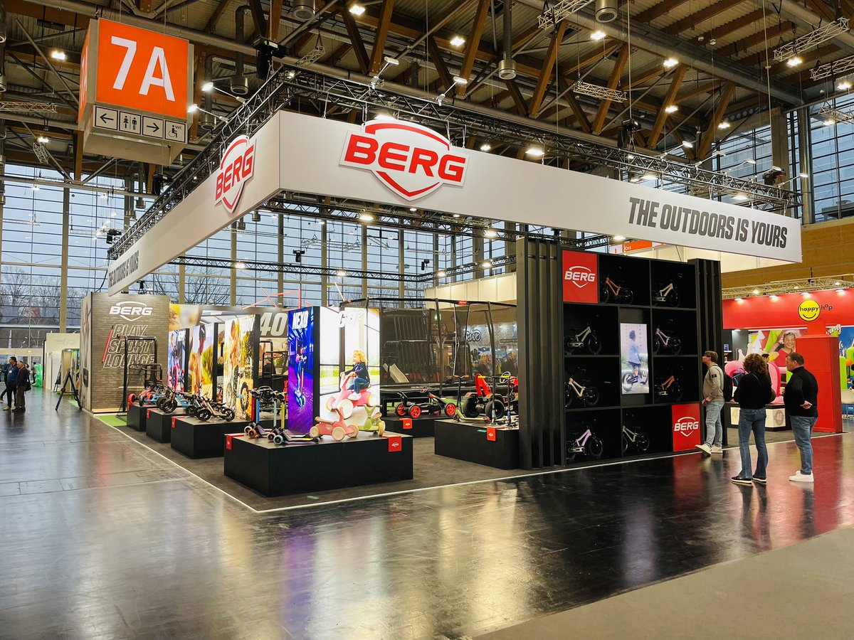 FilmTeam's tweet photo. Die @Spielwarenmesse 2025 hat heute in Nürnberg ihre Tore geöffnet und lädt bis zum 1. Februar Fachbesucher aus aller Welt ein. Als bedeutendster Treffpunkt der internationalen Spielwarenbranche präsentiert die Messe die neuesten Trends und Innovationen des Jahres.  

Mit über 2.000 Ausstellern aus fast 70 Ländern bietet die Spielwarenmesse eine beeindruckende Vielfalt an Produkten und Neuheiten.  

Die Veranstaltung ist ausschließlich für registrierte Fachbesucher zugänglich; der Ticketverkauf erfolgt ausschließlich online. Kinder und Jugendliche unter 16 Jahren haben keinen Zutritt zur Messe, mit Ausnahme von Säuglingen bis zu 6 Monaten.  

Ein besonderes Highlight der diesjährigen Messe ist die Verleihung des ToyAward 2025, die am 29. Januar um 10:30 Uhr im Toy Business Forum in Halle 3A stattfindet.  

Die Spielwarenmesse 2025 verspricht erneut, ein inspirierendes Event für alle Fachbesucher zu werden und die neuesten Entwicklungen der Spielwarenwelt zu präsentieren.