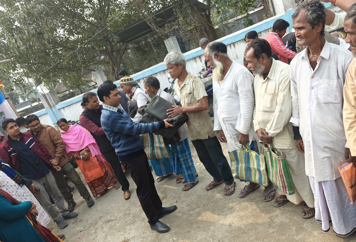 coochbehar_i's tweet photo. Blanket distribution by DM sir,DOMA sir &amp; BDO,Cooch Behar-I Dev. Block at Dewanhat High School Duare Sarkar camp, #Duare_Sarkar_Phase_IX @DMCoochbehar @DCoochbeha53730 https://t.co/nlp6Nqaabe