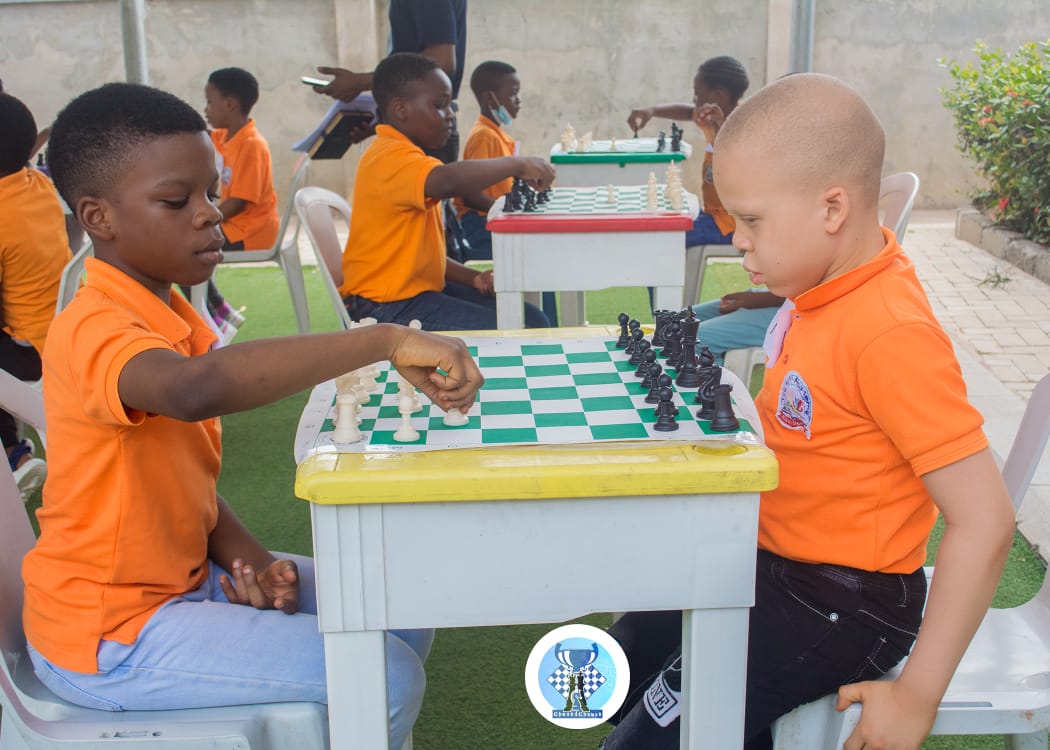 Chessforchamps's tweet image. ♟️CHESS ENHANCES SELF-CONTROL IN KIDS

Self-control is a crucial aspect of chess that benefits students beyond the game itself.

By playing chess, students learn to take responsibility for their actions and decisions, understanding that every move has consequences. 
#Chessedu📚