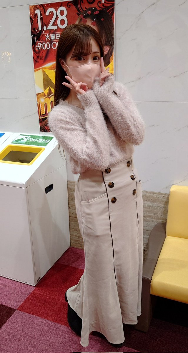 kazu35041's tweet photo. 1月28日 会社から5分の #MGM四日市店 舗様へ #gets_mana さんが19時迄来店対応されていましたので行ってきました🚗💨💨
名前も覚えていてくれて嬉しい〜😆
ポスト📮見ていても綺麗なmanaさんですが実際にお会いすると一段と綺麗ですね🥹
ステッカーも頂き対応ありがとうございました😆
私もハナハナ鳳凰を打って勝ち🥹