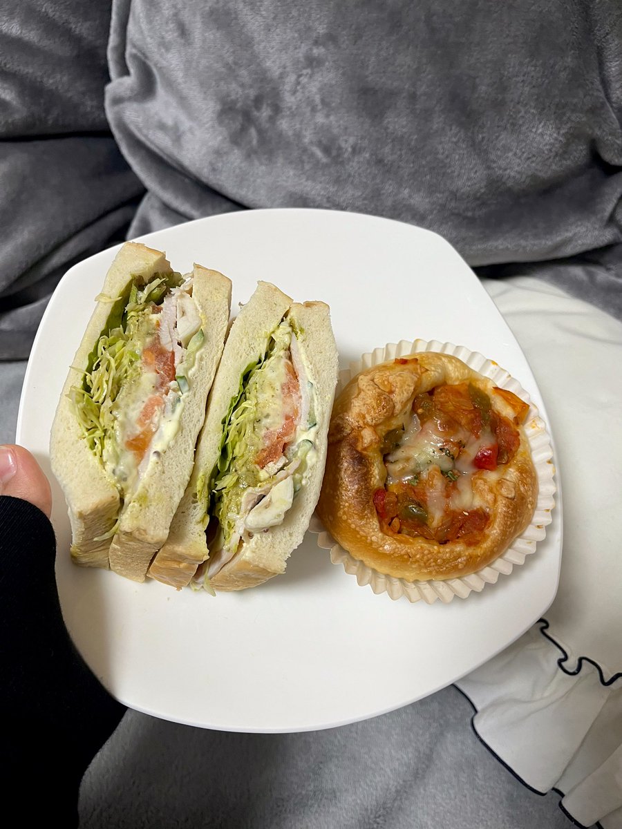 aoygcak's tweet photo. 本町にあるパン屋さんコロネットに寄り道🐾サンド🥪とミートボール入りのパンを食べたよ！サンドイッチのパンがふわふわで美味しかったから今度食パン買いに行こう✊🏻本町の通りは行きたいお店がいっぱいありすぎる🤦🏻‍♀️ #三条市 #学生まちなか #選びたくなるまち三条 #パン屋さん https://t.co/OTiaonwdX6