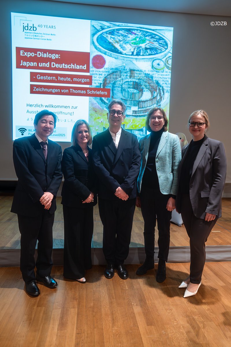 BotschaftJapan's tweet photo. Start der Ausstellung „Expo-Dialoge: 🇯🇵 &amp; 🇩🇪 – Gestern, heute, morgen“ mit Werken von Thomas Schriefers im #JDZB! Seine künstlerische Darstellung der Expo-Geschichte ist dort noch bis zum 30.05. zu sehen.
Die Vorfreude auf die @expo2025japan wird auch in 🇩🇪 mit jedem Tag größer! https://t.co/sOqN5hkVyA
