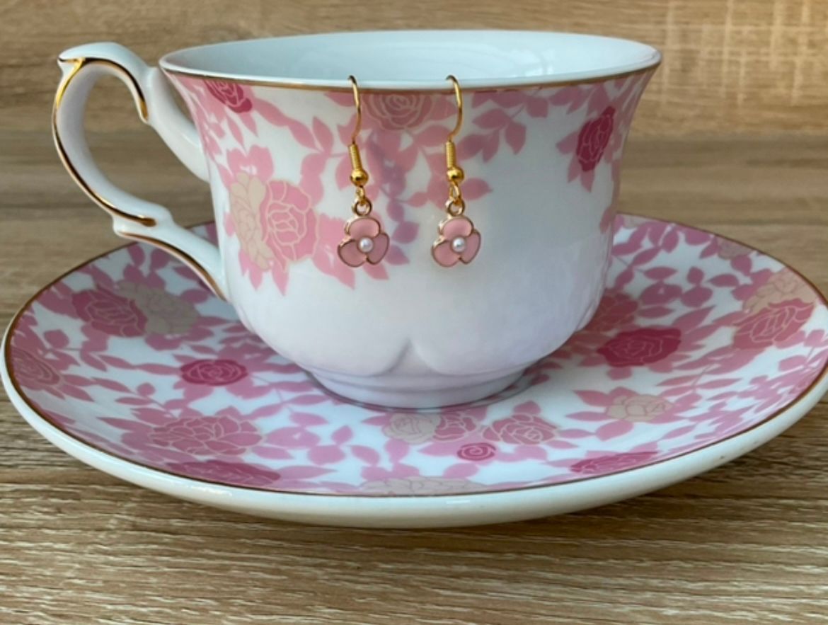 BLCuriosities22's tweet photo. Add a pop of charm with these delicate pink flower earrings! 🌸 Perfect for brightening up any outfit – lightweight, feminine, and oh-so-pretty. Treat yourself or someone special today! 💕 #elevenseshour #MHHSBD

https://t.co/rCsMEyj7yQ https://t.co/lBy6vT8lGc