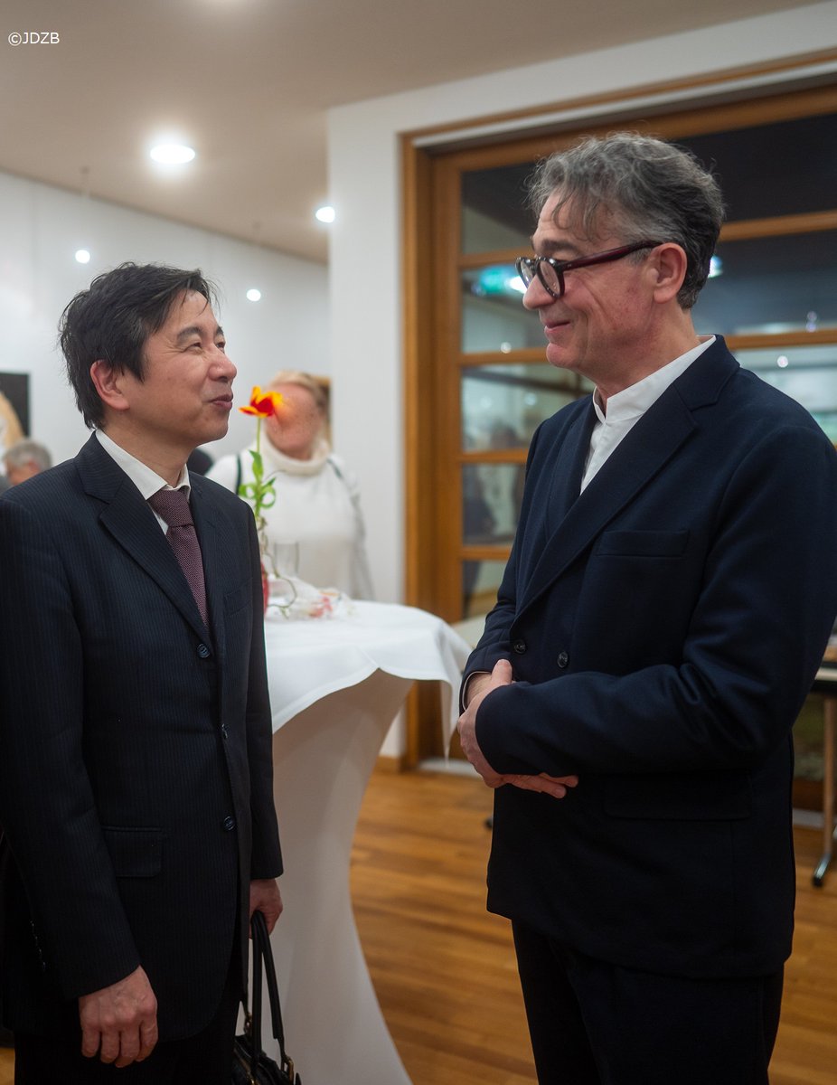 BotschaftJapan's tweet photo. Start der Ausstellung „Expo-Dialoge: 🇯🇵 &amp; 🇩🇪 – Gestern, heute, morgen“ mit Werken von Thomas Schriefers im #JDZB! Seine künstlerische Darstellung der Expo-Geschichte ist dort noch bis zum 30.05. zu sehen.
Die Vorfreude auf die @expo2025japan wird auch in 🇩🇪 mit jedem Tag größer! https://t.co/sOqN5hkVyA