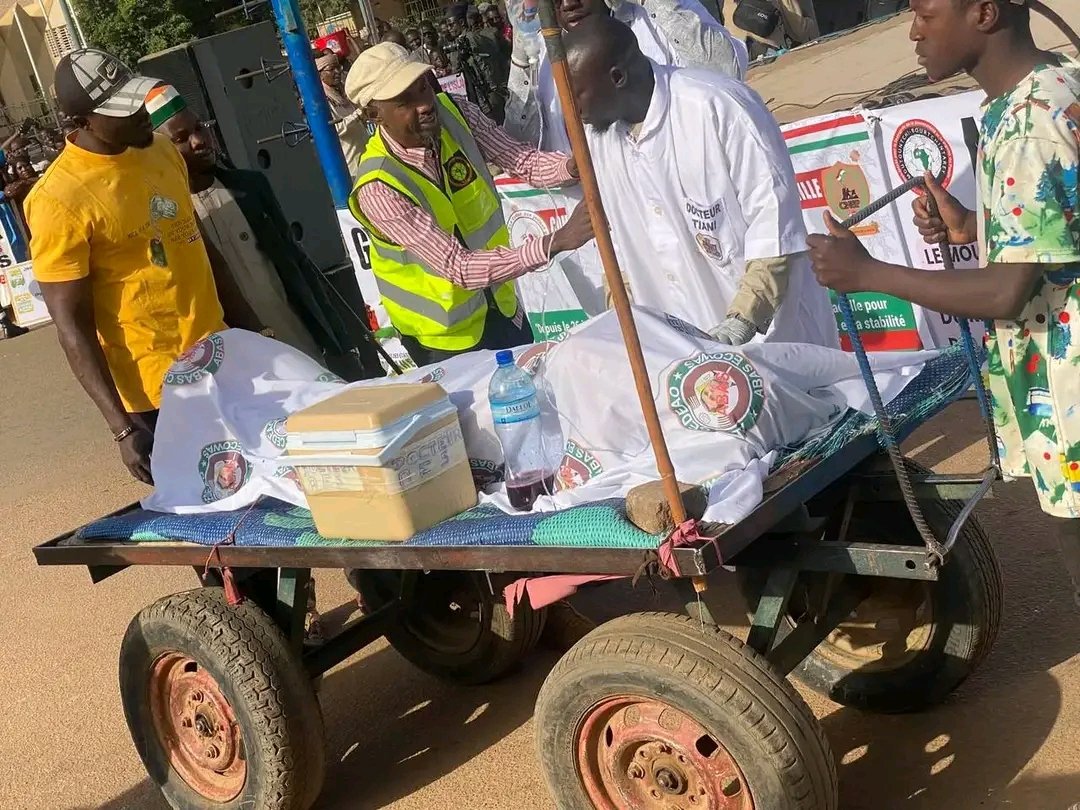 🔴Sortie de la #CEDEAO
#Manifestation #AES 
Présentation de la dépouille  #CEDEAO ce matin à la place de la concertation de #Niamey.