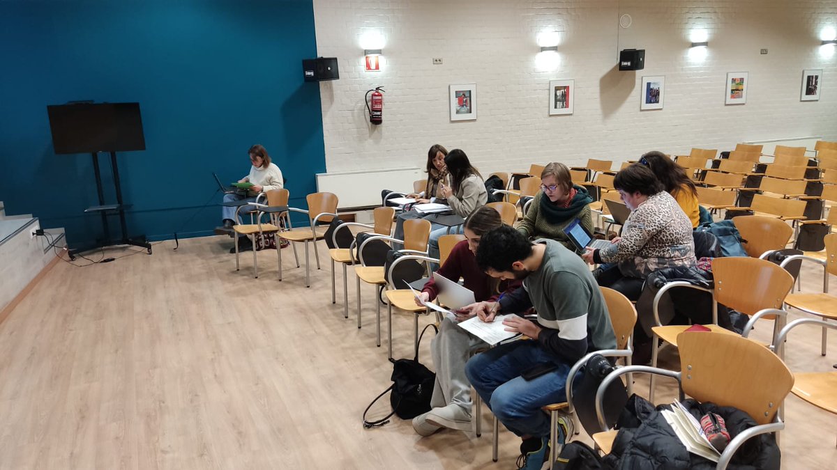 Avui gaudint de la sessió d'Erasmus+ territorialitzada a <a href="/EOILleida/">EOI de Lleida</a> amb David González, com a Assessor de Projectes Europeus (APE) i els centres inscrits sol·licitants KA122 <a href="/EplusCatEdu/">Unitat Programes Internacionals Catalunya</a> <a href="/david_gonza10/">david_gonzalez</a>