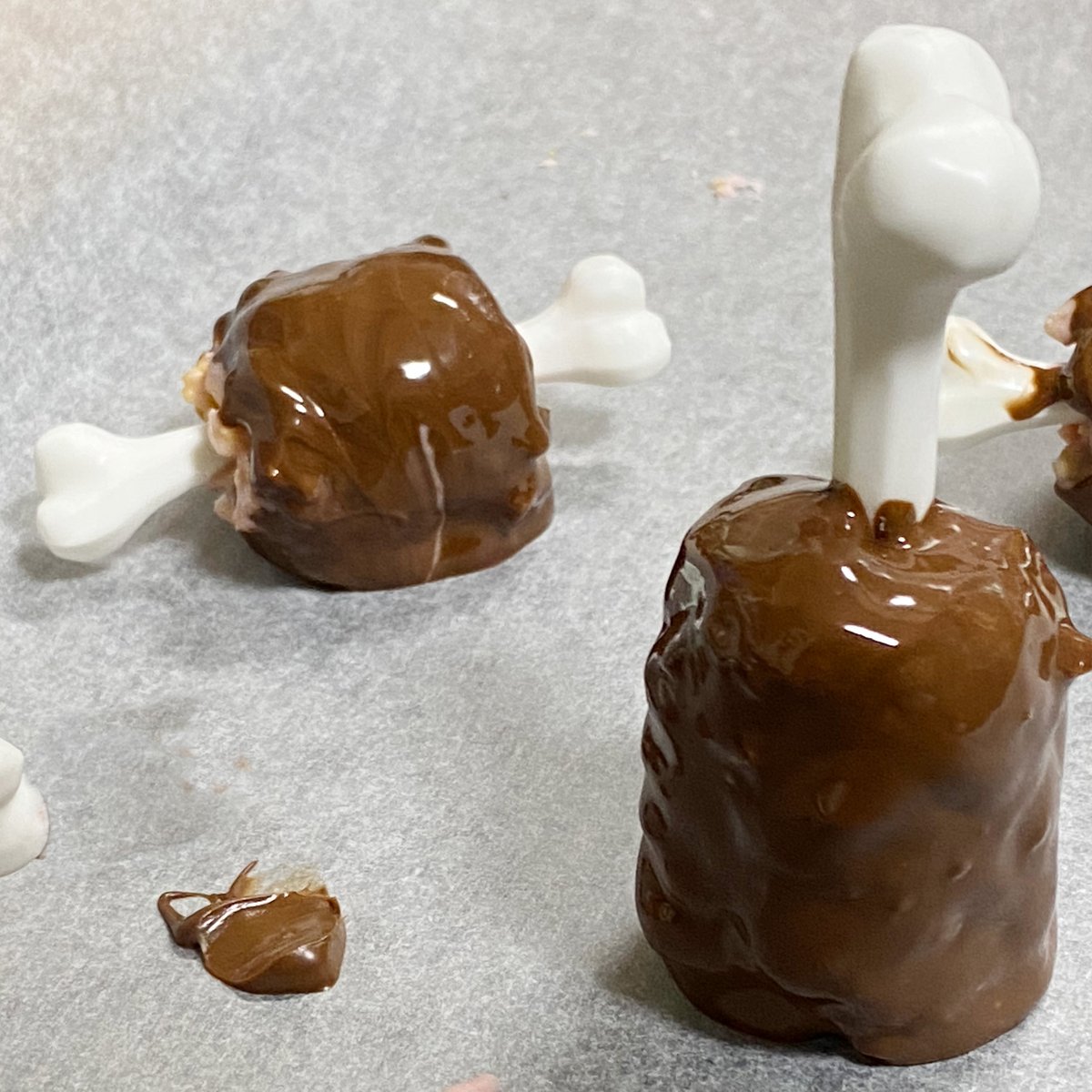 sma_case's tweet photo. 娘が言う作り方
1.いちごチョコを溶かしてポン菓子とナッツを混ぜる
2.混ぜたいちごチョコを潰れた丸っこい形にして、骨を置いて、また上からチョコを乗せてスプーンで整える。
3.冷まして固めてる間に、ミルクチョコを溶かす。
4.固まった骨付きいちごチョコに溶けたミルクチョコをスプーンでかけ回す。
5.冷まして固める→🍖(ﾟдﾟ)ｳﾏｰ

見たままの作り方ですね。
ちなみに私が手伝ったのは...
・チョコを溶かす湯煎の湯を沸かす🔥
・スマホで写真を撮る📷️
・食器を洗って片付ける💢
だけです。簡単だし楽しい見た目です🍖。

ポン菓子いっぱいにしたらもっと少ないチョコでも作れそうです。

#手作りチョコ #小学生女子