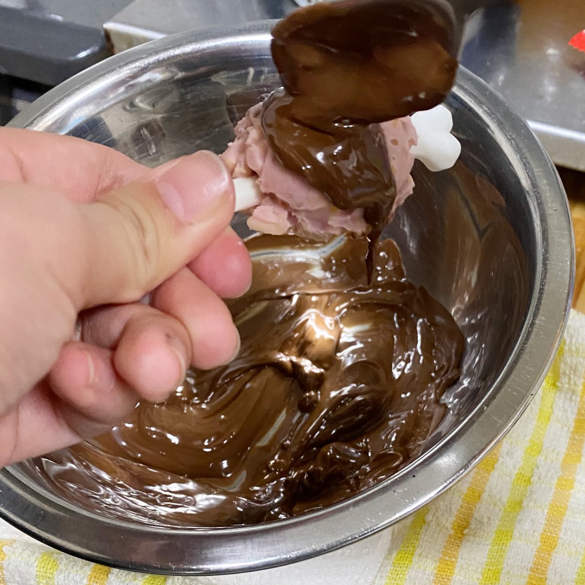 sma_case's tweet photo. 娘が言う作り方
1.いちごチョコを溶かしてポン菓子とナッツを混ぜる
2.混ぜたいちごチョコを潰れた丸っこい形にして、骨を置いて、また上からチョコを乗せてスプーンで整える。
3.冷まして固めてる間に、ミルクチョコを溶かす。
4.固まった骨付きいちごチョコに溶けたミルクチョコをスプーンでかけ回す。
5.冷まして固める→🍖(ﾟдﾟ)ｳﾏｰ

見たままの作り方ですね。
ちなみに私が手伝ったのは...
・チョコを溶かす湯煎の湯を沸かす🔥
・スマホで写真を撮る📷️
・食器を洗って片付ける💢
だけです。簡単だし楽しい見た目です🍖。

ポン菓子いっぱいにしたらもっと少ないチョコでも作れそうです。

#手作りチョコ #小学生女子