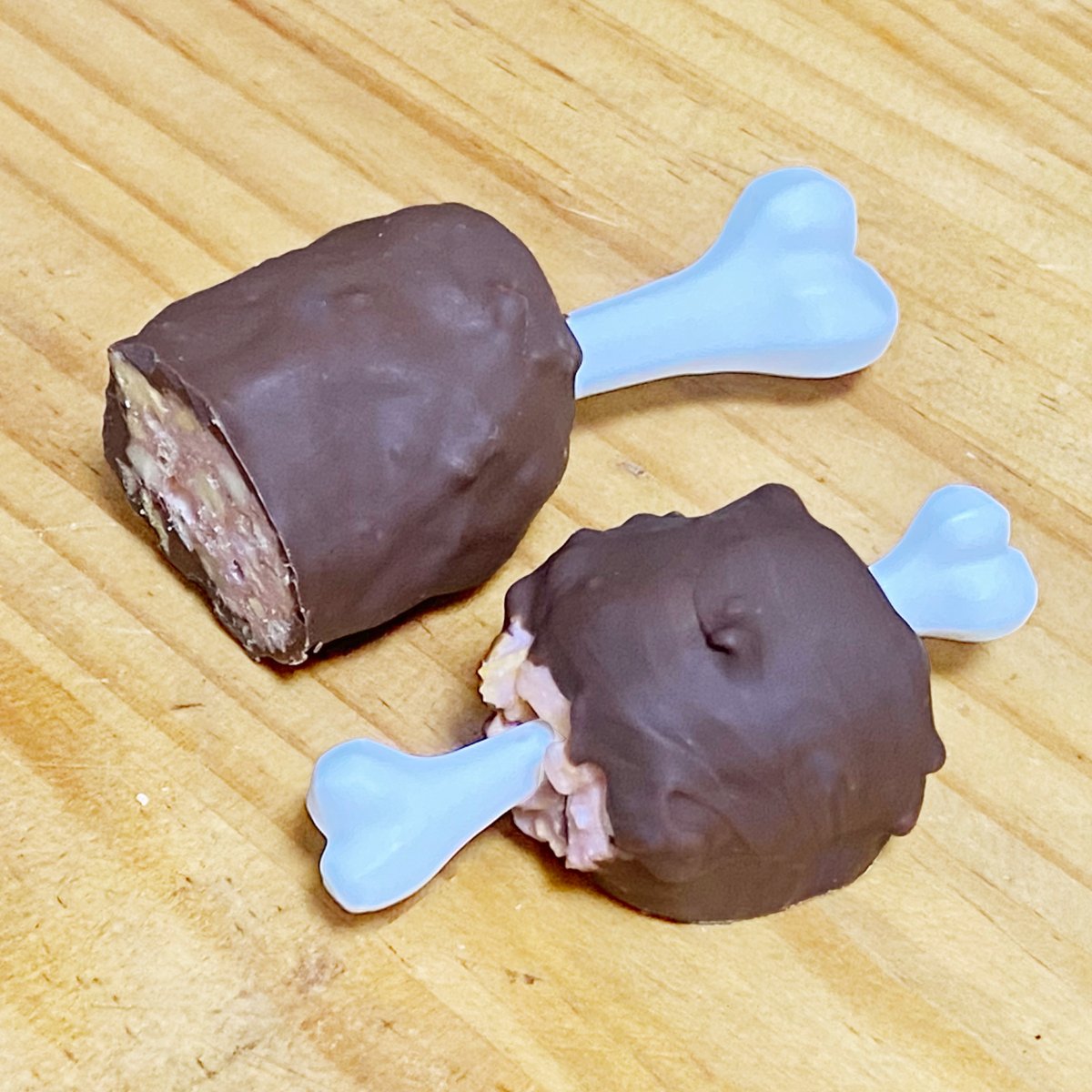 sma_case's tweet photo. 娘が言う作り方
1.いちごチョコを溶かしてポン菓子とナッツを混ぜる
2.混ぜたいちごチョコを潰れた丸っこい形にして、骨を置いて、また上からチョコを乗せてスプーンで整える。
3.冷まして固めてる間に、ミルクチョコを溶かす。
4.固まった骨付きいちごチョコに溶けたミルクチョコをスプーンでかけ回す。
5.冷まして固める→🍖(ﾟдﾟ)ｳﾏｰ

見たままの作り方ですね。
ちなみに私が手伝ったのは...
・チョコを溶かす湯煎の湯を沸かす🔥
・スマホで写真を撮る📷️
・食器を洗って片付ける💢
だけです。簡単だし楽しい見た目です🍖。

ポン菓子いっぱいにしたらもっと少ないチョコでも作れそうです。

#手作りチョコ #小学生女子