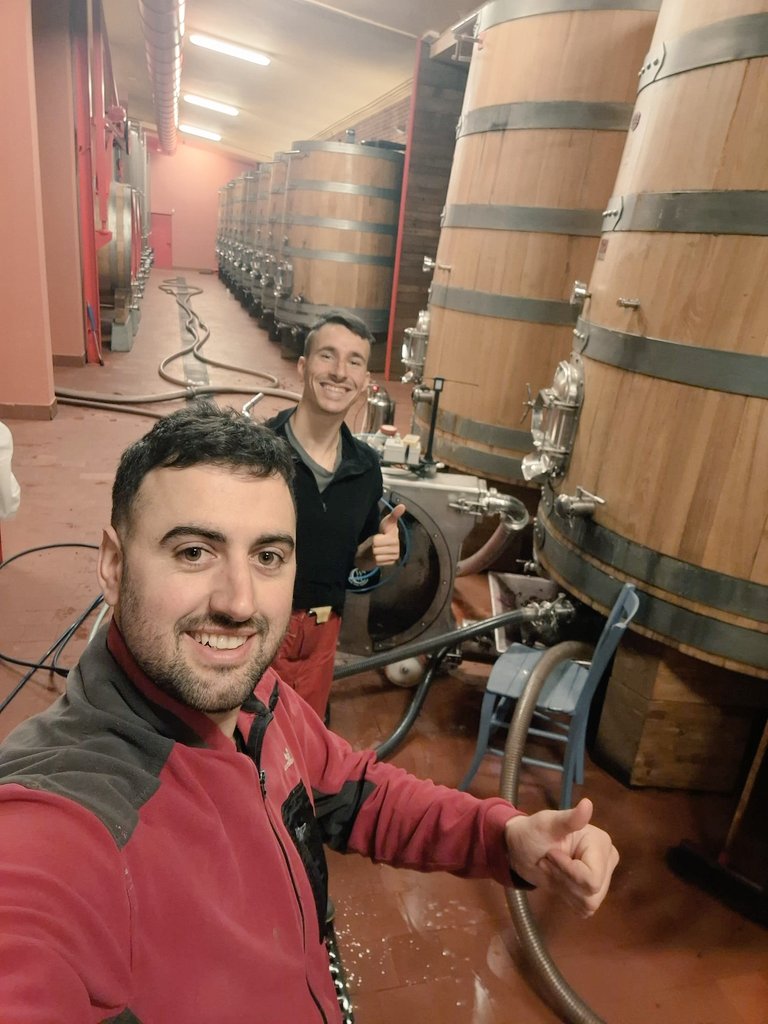 arpepe1860's tweet photo. L'annata 2024 ci sorprende: complicata da gestire in vigna per le ripetute piogge primaverili, grazie all'ottimo recupero estivo e autunnale ora ci regala vini freschi, meno alcolici ma con una bellissima vena sapida! Tra i 107 e i 114 giorni di macerazione! #Valtellina https://t.co/yTA4Td2B2m