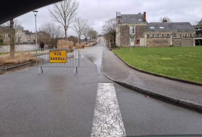 chateau_gontier's tweet photo. #MardiConseil 
⚠️VIGILANCE CRUES🌊
Plusieurs rues et routes sont barrées en raison du débordement de la Mayenne
Pour votre sécurité
✔️respectez la signalisation, ne vous engagez pas sur un axe fermé, même partiellement immergé
✔️ne vous approcher pas des cours d’eau et des ponts https://t.co/i6QfaehudH