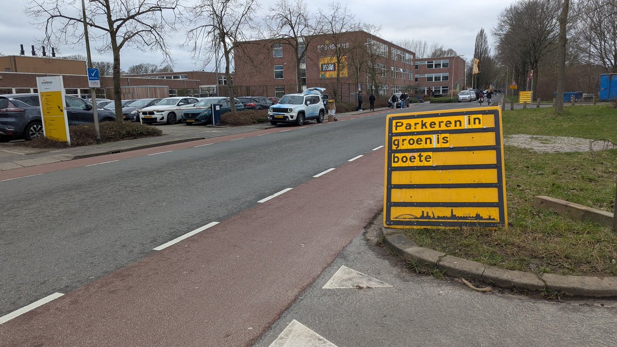 Parkeren in groen is boete, maar stilstaan op een fietsstrook ook <a href="/Gemeente_Zwolle/">Gemeente Zwolle</a> ! Feitcode 396b